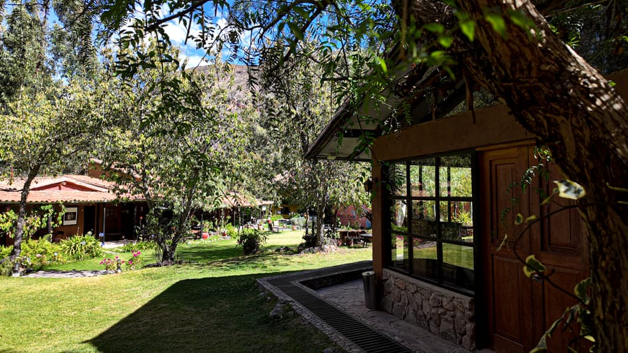 Jardines y casa vidriada a la luz del día