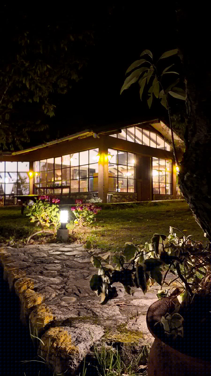 Restaurante vidriado iluminado de noche