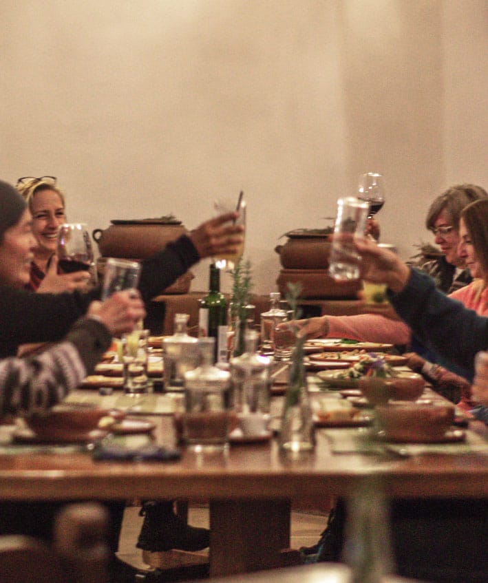 Brindis en la mesa larga de Romero Osteria