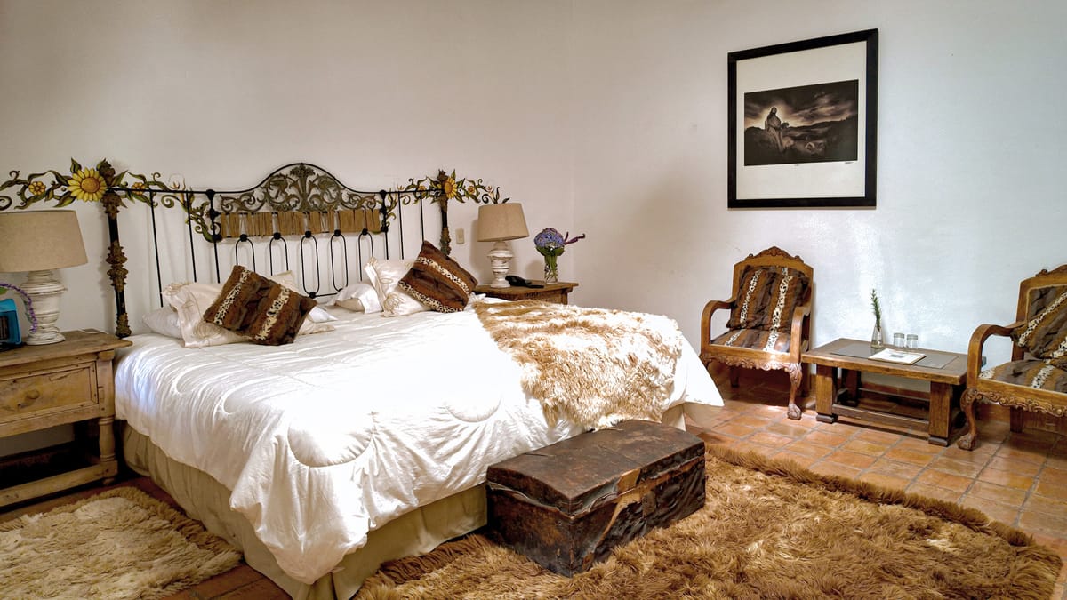 Deluxe Suite — 28 m² · King bed · Jacuzzi · Smart TV · 2 guests