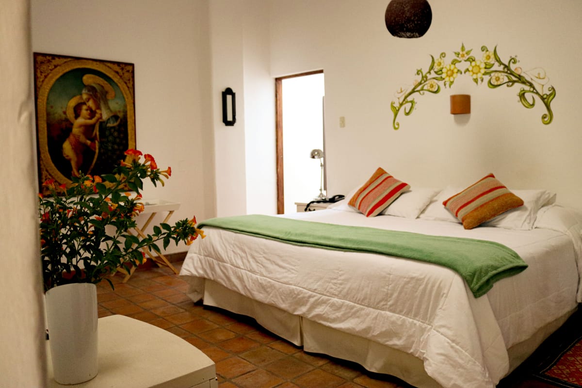 Classic Suite — 25 m² · King bed · Smart TV · 3 guests